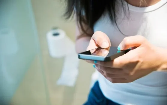 Awas, Kebiasaan Main Ponsel di Toilet Bisa Picu Wasir di Usia Muda