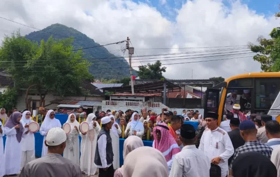 Tangis Bahagia Warnai Kepulangan 27 Jemaah Haji Asal Ende