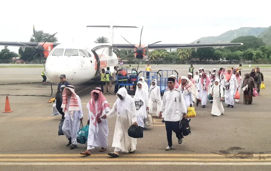 27 Jemaah Haji Ende Tiba dengan Selamat, Keluarga Padati Bandara