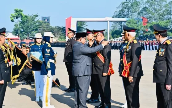 Presiden Anugerahkan Tanda Kehormatan dan Pangkat Istimewa kepada Jajaran POLRI