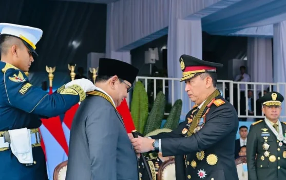 Presiden Prabowo Terima Medali Loka Praja Samrakshana pada HUT Ke-80 Bhayangkara