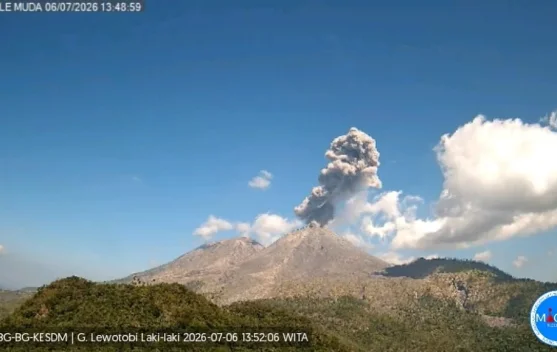 Gunung Lewotobi Laki-laki Kembali Erupsi, Kolom Abu 1,4 Kilometer - RRI.co.id