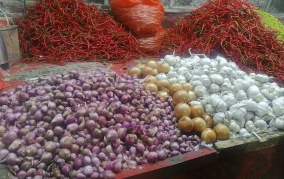 Pasokan Melimpah, Harga Bawang Merah di Pasar Inpres Ruteng Turun Signifikan