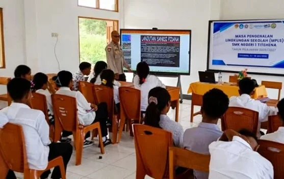 Polisi Edukasi Siswa Baru SMK Negeri 1 Titehena Cegah Narkoba dan TPPO
