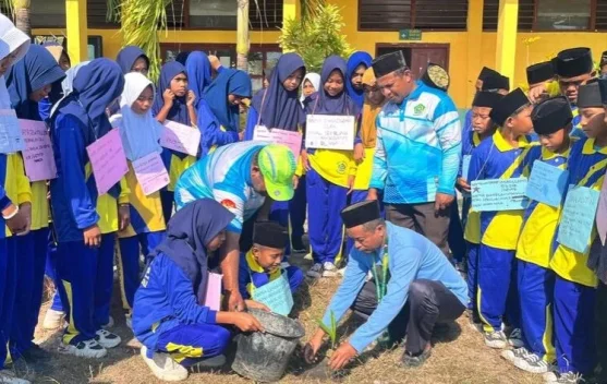 Tanam Pohon sejak Hari Pertama, Murid Baru MTsN Manggarai Belajar Ekoteologi