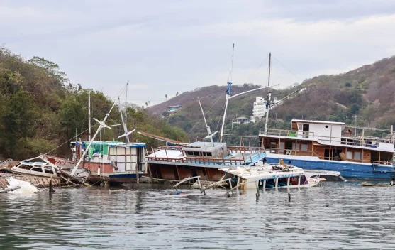 Bangkai Kapal dan Sampah Penuhi Pesisir Pulau Bajo Labuan Bajo