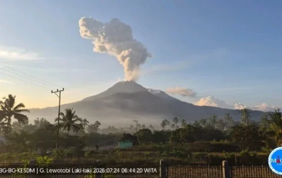 Gunung Lewotobi Laki-Laki Erupsi, Warga Diminta Waspada - RRI.co.id