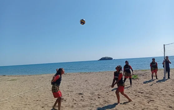 Lomba Bola Voli Pantai Ramaikan Festival Komodo Riung