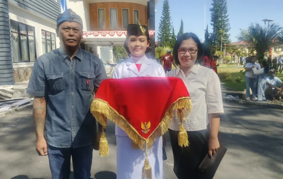 Tegap dan Anggun, Langkah Maria Marisa Wong Pembawa Baki Merah Putih di Natas Labar
