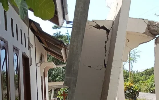 Ketika Rumah Runtuh, Warga Teka Iku Menjaga Harapan Tetap Berdiri