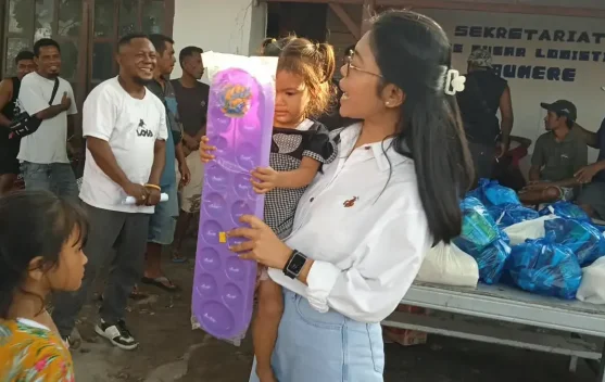 PKK Sikka Salurkan Bantuan untuk 106 Porter Pelabuhan L. Say Maumere