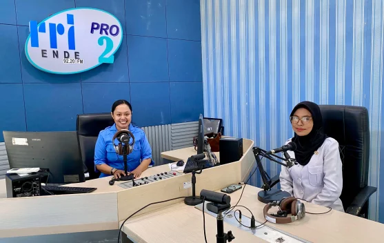 Vest Tenun Lokal Hadirkan Gaya Modern Anak Muda