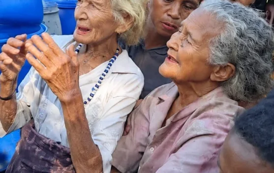 Senyum Haru Ine-Ine Lembata Saat PLN UIP Nusra Alirkan Air Bersih