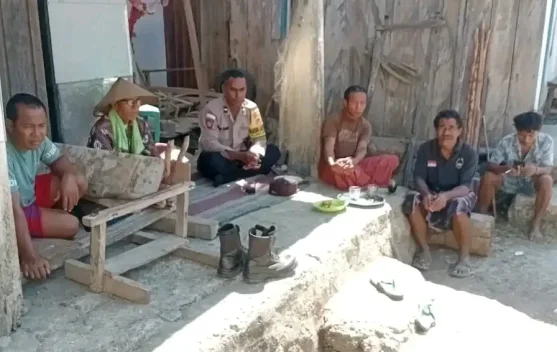Bhabinkamtibmas Sambinasi Barat Jembatani Keluhan Kebutuhan Air Bersih Warga