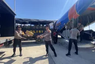 Pesawat CN-295 Polri Bawa Bantuan Logistik untuk Korban Gempa NTT Tiba Labuan Bajo