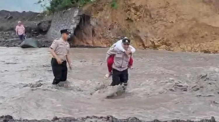 Lumajang Police Guard Students Crossing Semeru Cold Lava