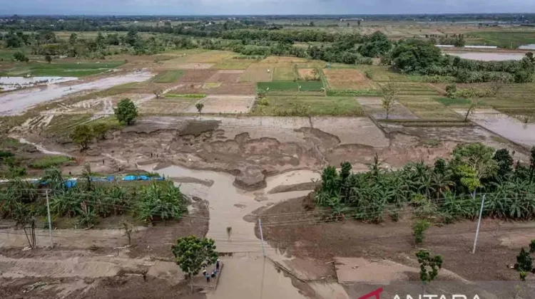 High Water Levels Hamper Efforts to Repair Demak’s Broken Levees