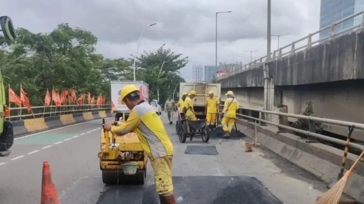 North Jakarta Repairs 287 Penjaringan Potholes Amid Rain and Traffic