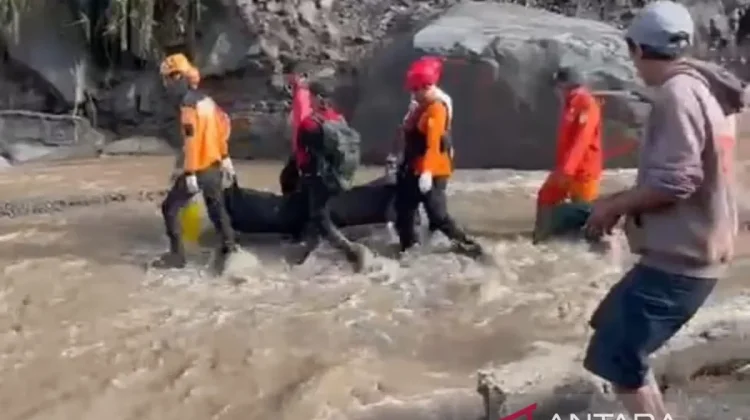 SAR Team Finds Two Bodies After Merapi Cold Lava