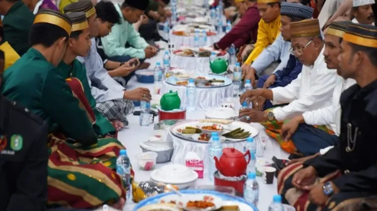 The "Tudang Manre Sipulung" Tradition Unites Communities in Pontianak