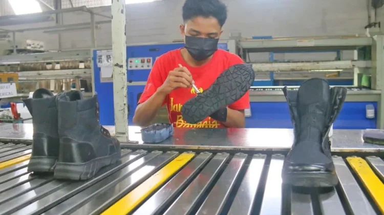 Industry Minister Ensures Textile and Footwear Supply for Ramadan