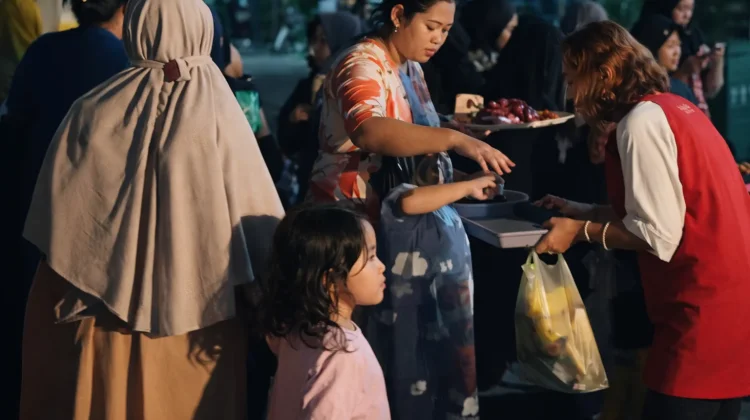 Weh-Weh Buweh Tradition Enlivens 21st Night of Ramadan in Demak