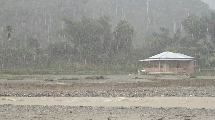 Aceh Residents Rebuild Homes Ahead of Eid After Flash Floods