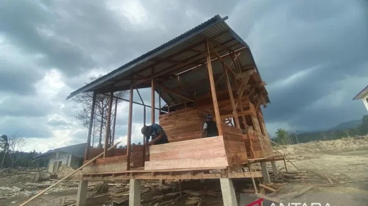 Tapanuli Selatan Residents Build Independent Shelters from Flood Logs