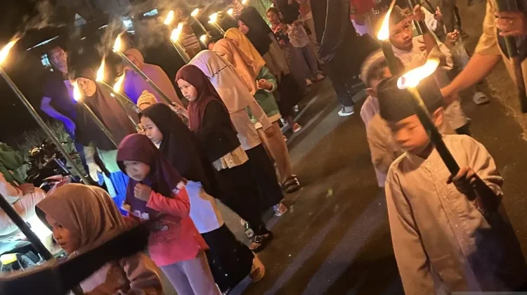 Agam Residents Hold Torch Parade to Celebrate Takbiran Night After Disaster