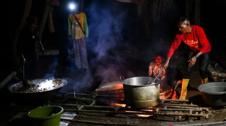 Flood Survivors in East Aceh Keep Meugang Tradition Alive Ahead of Eid