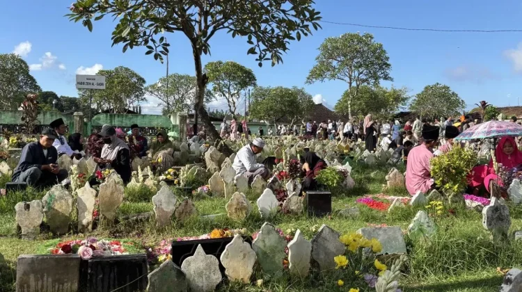 Interfaith Pilgrims Gather at Bali's Wanasari Cemetery for Eid Tradition