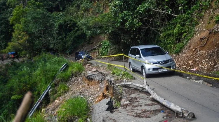Traffic Remains Smooth on West Sumatra’s Kelok 44 Despite Severe Road Damage
