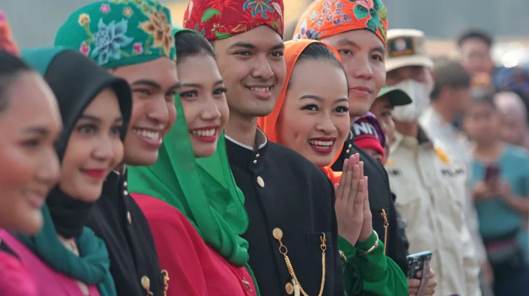 Betawi Community Showcases Traditional Snacks During Eid
