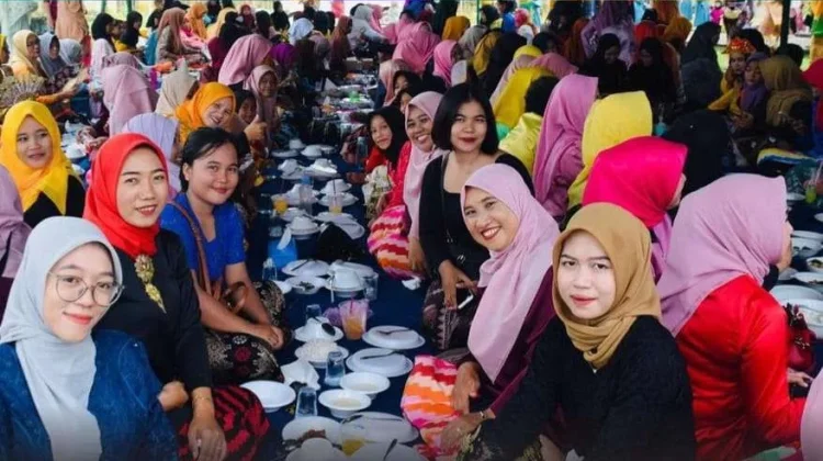 West Kalimantan Revives Malay Tradition of 'Makan Saprahan' During Eid Open House