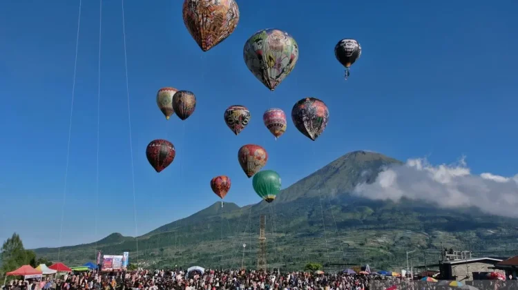 Wonosobo Lights Up the Sky with Hot Air Balloon Festival