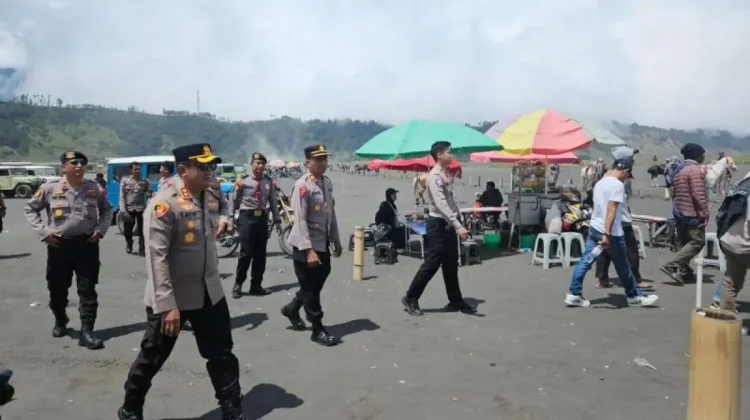 Police Step Up Patrols as Tourist Numbers Rise at Mount Bromo