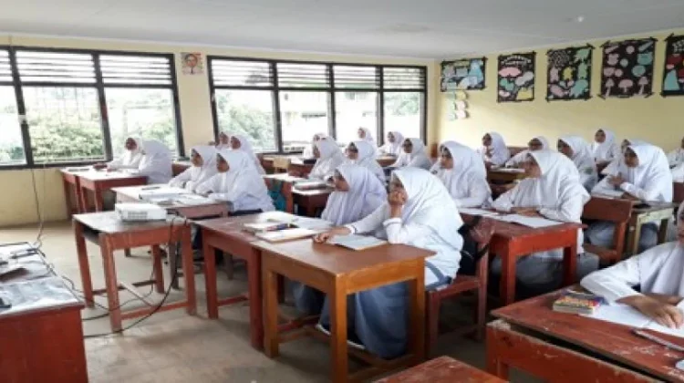 Indonesia Keeps Classroom Learning, Cancels Online Schooling Plan