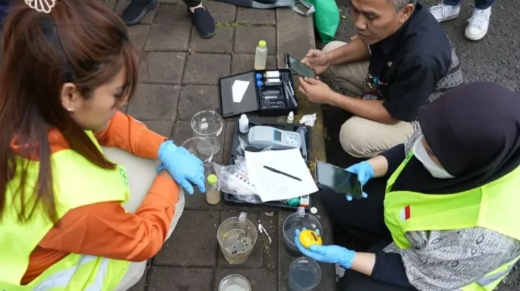 West Jakarta Tests Ecotru Bacteria to Combat Water Pollution in Puri Kembangan