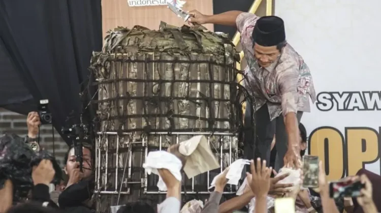 The Giant Lopis of Krapyak: A Sticky Symbol of Unity in Pekalongan