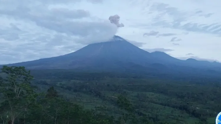 Mount Semeru Heightens Activity with Double Friday Morning Eruptions