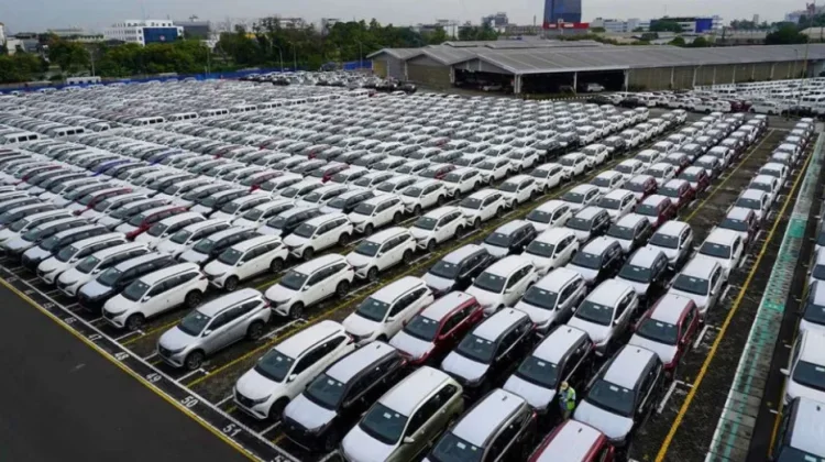 Automotive Sales Rise Ahead of Eid, Minister Says