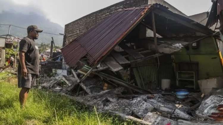 A 7.6-Magnitude Earthquake Strikes Coastal Areas of North Sulawesi, North Maluku
