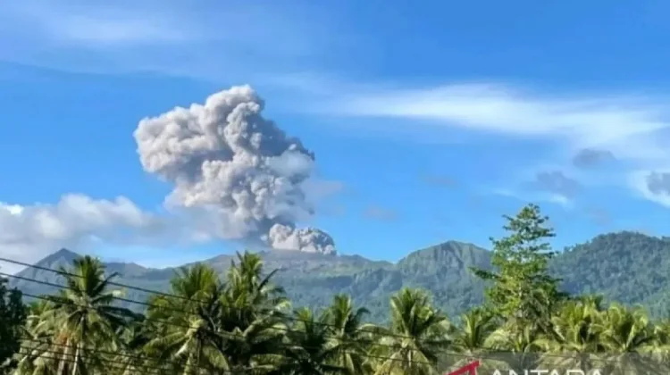 Mount Dukono Erupts with Volcanic Ash Column Reaching 1,100 Meters