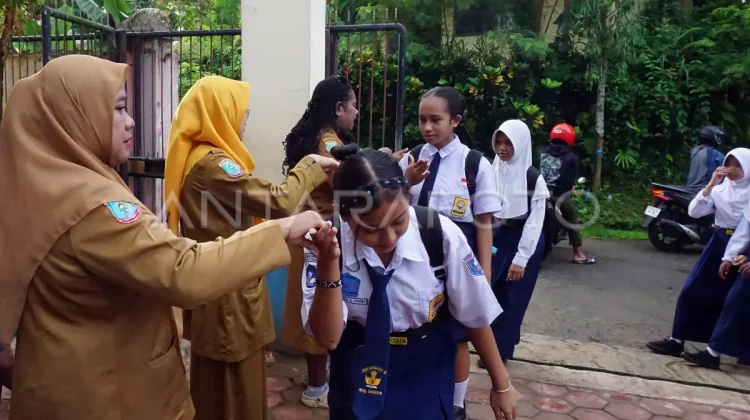 Pekanbaru Administration Guarantees Free Uniforms for Underprivileged Student