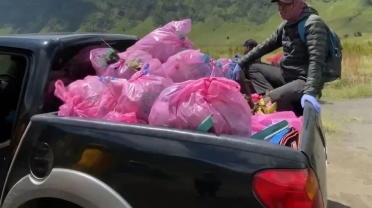 Bromo National Park Management Urges Visitors to Carry Trash Down
