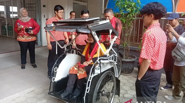 Purwokerto Students Develop Solar-Powered Electric "E-Cak" Rickshaw