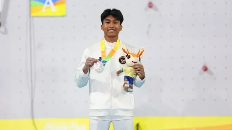 Teen Climber Robby Wins Indonesia’s First Medal at Asian Beach Games
