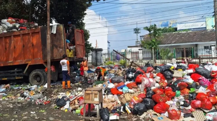 South Jakarta Introduces Jumbo Biopores to Tackle Organic Waste
