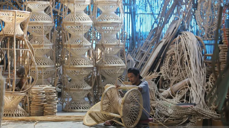 Govt Boosts Handicraft Industry Competitiveness via Product Diversification
