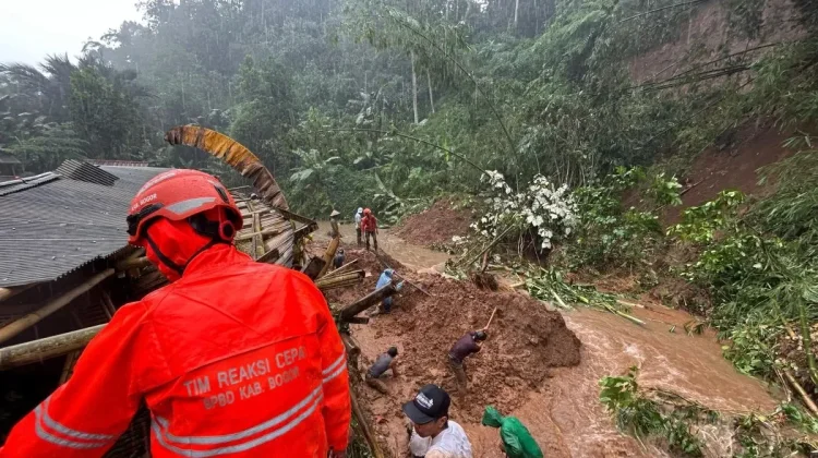 Lethal Landslides Claim Two Lives in West Java as Season Transitions